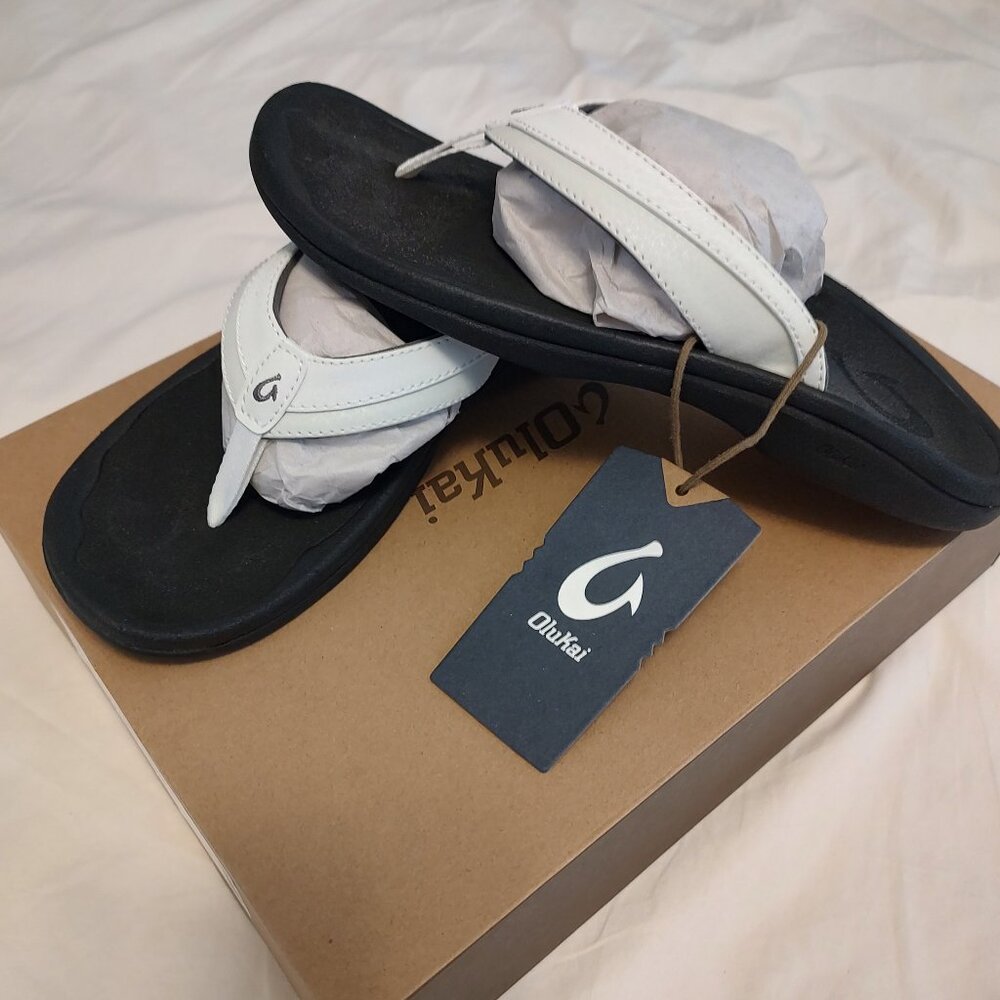 OluKai 'Ohana White/Black Sandals